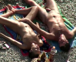 Mutual onanism and oral intercourse at the beach spycam